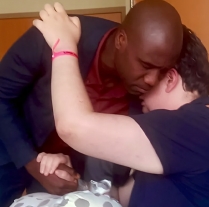 Direktor zdravstva Floride Joseph Ladapo je obiskal Codyja, čigar življenje se je po cepljenju spremenilo v pekel